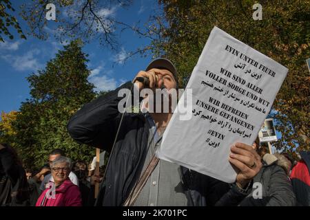 Berlin, Deutschland. 16. Oktober 2022. Am 16. Oktober 2022 versammelten sich Demonstranten vor der iranischen Botschaft in Berlin. Der Grund für die Versammlung waren die Vorfälle im Evin Gefängnis in Teheran, nachdem am 15. Oktober ein Feuer ausgebrochen war. Demonstranten hielten Schilder hoch. In ihren Reden erwähnten sie, dass sie voller Wut seien und forderten die sofortige Freilassung der Gefangenen. Hauptsächlich wird das Gefängnis dazu benutzt, politische Gefangene zu beherbergen, zu foltern und zu töten, und das muss ein Ende haben, und die deutsche Politik muss mehr Druck auf die iranische Führung ausüben. (Bild: © Michael Kuenne/PRESSCOV über ZUMA Press Wire) Stockfoto