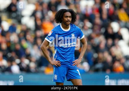 Hull, Großbritannien. 16. Oktober 2022. Taith Chong #18 von Birmingham City während des Sky Bet Championship-Spiels Hull City gegen Birmingham City im MKM Stadium, Hull, Großbritannien, 16.. Oktober 2022 (Foto von Ben Early/Nachrichtenbilder) in Hull, Großbritannien am 10/16/2022. (Foto von Ben Early/News Images/Sipa USA) Quelle: SIPA USA/Alamy Live News Stockfoto