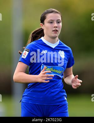 Cardiff, Großbritannien. 16. Oktober 2022. Genero Adran Premier Phase 1 22/23: Cardiff City FC gegen Aberystwyth Town FC. Megan Bowen von Cardiff City Women FC - Pflichtfeld per Linie Kredit: Ashley Crowden/Alamy Live News Stockfoto