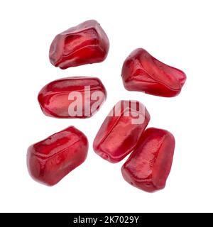 Detaillierte Nahaufnahme von Granatapfelkernen isoliert auf weißem Hintergrund Stockfoto