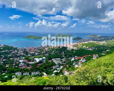 Panoramablick von oben auf die Stadt und die Küste Stockfoto