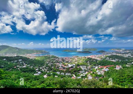 Panoramablick von oben auf die Stadt und die Küste Stockfoto