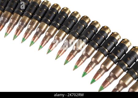 5,56mm NATO-Munitionsgürtel mit isolierten Patronen auf weißem Hintergrund Stockfoto
