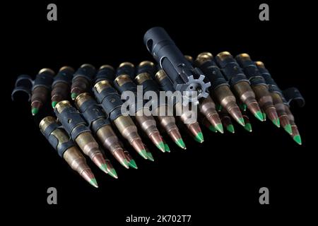 5,56mm NATO-Munitionsgürtel mit Sturmgewehrbolzen auf schwarzem Hintergrund Stockfoto