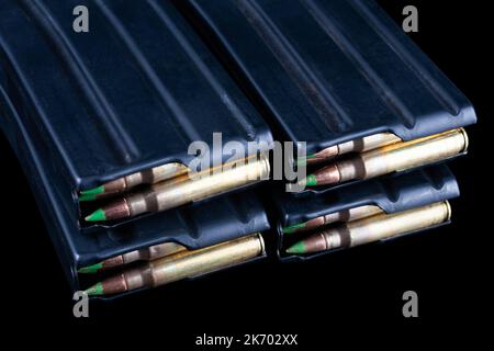 5,56mm NATO-Patronen in Zeitschriften auf schwarzem Hintergrund Stockfoto