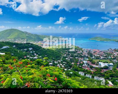 Panoramablick von oben auf die Stadt und die Küste Stockfoto