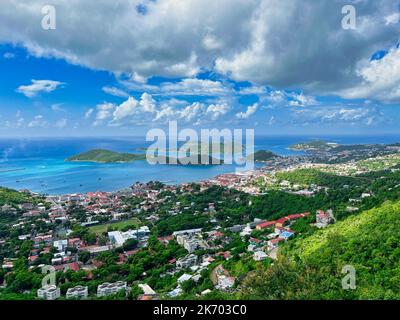 Panoramablick von oben auf die Stadt und die Küste Stockfoto