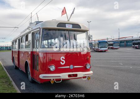 Tschechischer Obus auf der öffentlichen Ausstellung im Freien. Škoda 9Tr Typ hergestellt von 1950s bis 1980s. Stockfoto