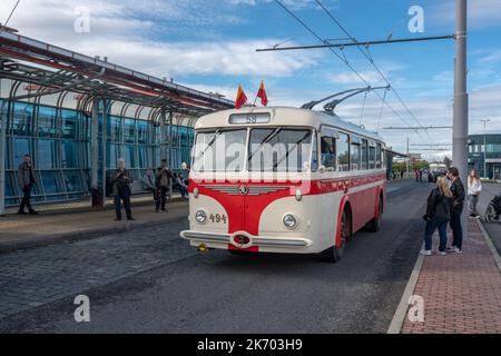 Tschechischer Obus auf der öffentlichen Ausstellung im Freien. Škoda 8TR Typ hergestellt von 1950s bis 1960s. Stockfoto