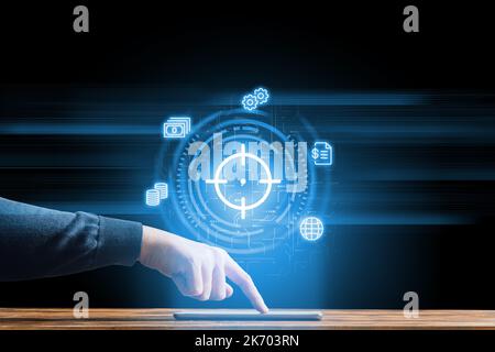 Das Konzept der Geschäftsziele und das Erreichen von Zielen. Hologramm über der Tablette durch die leitende Person. Stockfoto