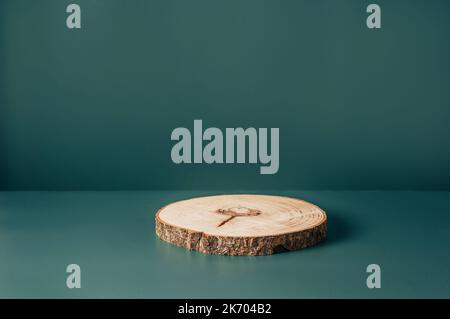 Holz Podium sah Schnitt von Baum auf dunklem blauem Hintergrund. Concept Scene Bühne Vitrine, Produkt, Promotion Verkauf, Präsentation, Beauty-Kosmetik. Trendfarbe 2023 Stockfoto