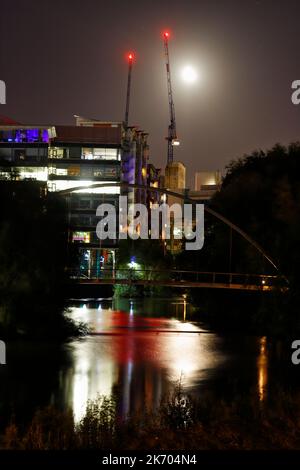 Der Mond leuchtet hell über der Whitehall Footbridge und dem River Aire im Stadtzentrum von Leeds Stockfoto