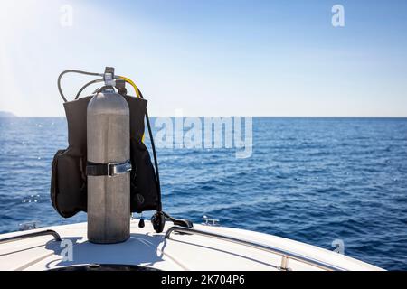 Ein Tauchbecken und Ausrüstung stehen auf einem Boot Stockfoto