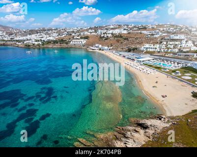Panoramablick auf den Strand von Megali Ammos, Insel Mykonos Stockfoto