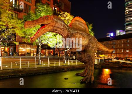 Eine lebensechte Nachbildung eines Spinosaurus in Granry Wharf in Leeds, der Teil des Leeds Dinosaur Trail ist Stockfoto