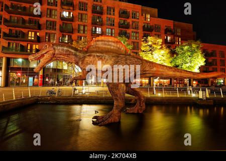 Eine lebensechte Nachbildung eines Spinosaurus in Granry Wharf in Leeds, der Teil des Leeds Dinosaur Trail ist Stockfoto