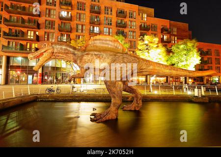 Eine lebensechte Nachbildung eines Spinosaurus in Granry Wharf in Leeds, der Teil des Leeds Dinosaur Trail ist Stockfoto