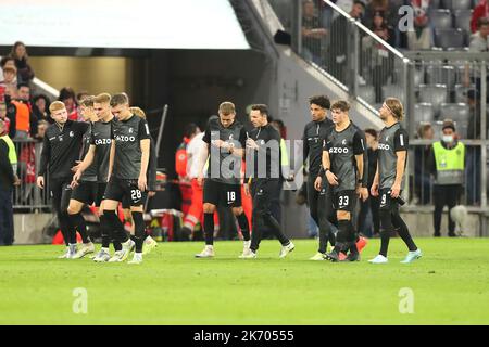 München, Deutschland. 16. Oktober 2022. firo : 16.10.2022, Fußball, Fußball, 1. Liga, 1. Bundesliga, Saison 2022/2023, Spieltag FC Bayern München 10. - SC Freiburg SC Freiburg, SCF, Freiburg, ganze Figur, Enttäuschung, Kredit: dpa/Alamy Live Nachrichten Stockfoto