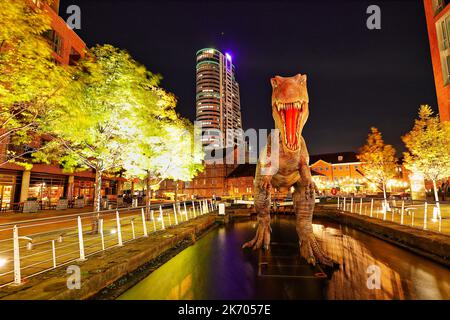 Eine lebensgetreue Nachbildung eines Spinosaurus am Granry Wharf im Stadtzentrum von Leeds als Teil des Leeds Dinosaur Trail Stockfoto