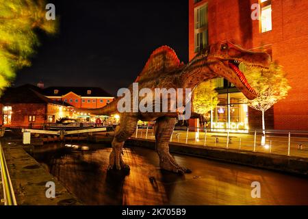 Eine lebensechte Nachbildung eines Spinosaurus in Granry Wharf in Leeds, der Teil des Leeds Dinosaur Trail ist Stockfoto