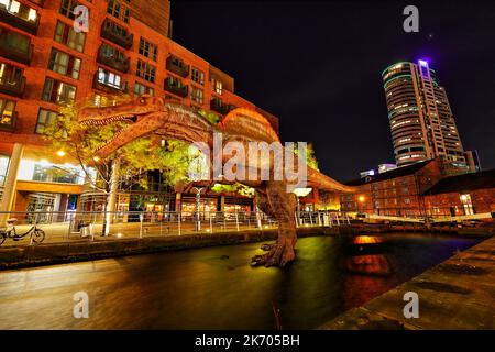 Eine lebensgetreue Nachbildung eines Spinosaurus am Granry Wharf im Stadtzentrum von Leeds als Teil des Leeds Dinosaur Trail Stockfoto