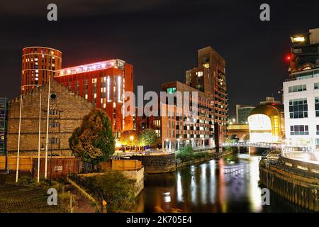 Granary Wharf in Leeds und der Südeingang des Bahnhofs Leeds Stockfoto