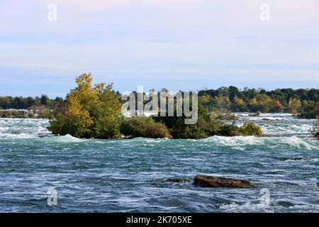 Die Stromschnellen des Niagara-Flusses über den Horseshoe Falls der Niagarafälle, fotografiert von Goat Island auf der amerikanischen Seite der Wasserfälle. Stockfoto