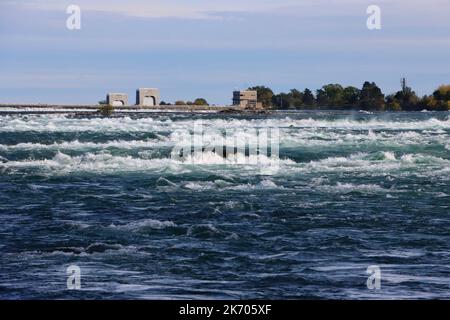 Die Stromschnellen des Niagara-Flusses über den Horseshoe Falls der Niagarafälle, fotografiert von Goat Island auf der amerikanischen Seite der Wasserfälle. Stockfoto