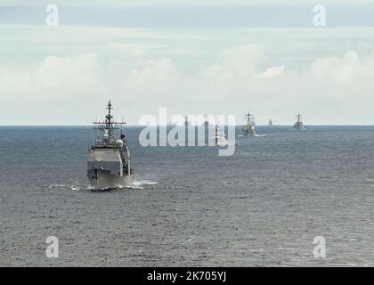 Ticonderoga-Klasse, USS Normandy (CG 60), Royal Canadian Navy Halifax-Klasse, Fregatte Fredericton (FFH 337), Und Arleigh Burke-Klasse Lenkflugkörper Zerstörer USS Ramage (DDG 61), USS McFaul (DDG 74), USS Bulkeley (DDG 84) und USS James E. Williams (DDG 95), USS Mason (DDG 87), USS Bainbridge (DDG 96) und die deutsche Marine Sachin-Klasse Fregatte Hessen (FFG 221) Dampf in Formation, 13. Oktober 2022. Die Gerald R. Ford Carrier Strike Group (GRFCSG) wird im Atlantischen Ozean eingesetzt und führt zusammen mit NATO-Alliierten und Partnern Trainings und Operationen durch, um die Integration für die Zukunft zu verbessern Stockfoto