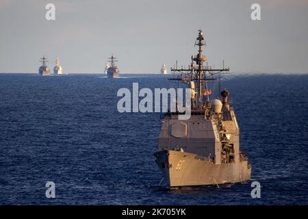 Der geführte Raketenkreuzer USS Normandy (CG 60) der Ticonderoga-Klasse und die Lenkflugkörper-Zerstörer USS Ramage (DDG 61), USS McFaul (DDG 74), USS Bulkeley (DDG 84), USS James E. Williams (DDG 95) und die deutsche Marine Frigate FGS Hessen (FFG 221) treten in Formation auf, 13. Oktober 2022. Die Gerald R. Ford Carrier Strike Group (GRFCG) wird im Atlantischen Ozean eingesetzt und führt zusammen mit NATO-Alliierten und Partnern Schulungen und Operationen durch, um die Integration für zukünftige Operationen zu verbessern und die USA zu demonstrieren Das Engagement der Marine für eine friedliche, stabile und konfliktfreie atlantische Region (USA Navy Pho Stockfoto