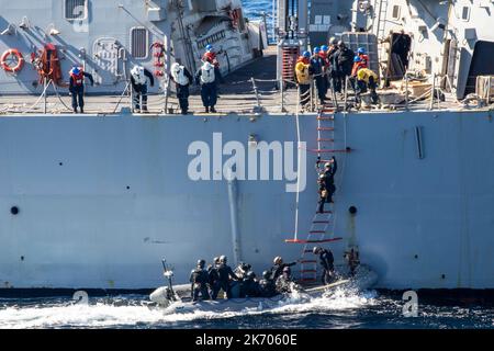 221015-N-N0777-1095 IONISCHES MEER (15. Oktober 2022) Seeleute, die dem Arleigh Burke-Klasse Lenkraketen-Zerstörer USS Farragut (DDG 99) zugewiesen wurden, kehren während der von der NATO geführten Wachsamkeit Neptune Strike 22,2 (NEST 22,2), 15. Oktober 2022, von kleinen Booten zurück. NEST 22,2 ist die natürliche Weiterentwicklung der Fähigkeit der NATO, die High-End-Fähigkeiten der maritimen Kriegsführung einer Trägerstreikgruppe zu integrieren, um die Verteidigung des Bündnisses in Europa zu unterstützen. (USA Navy Foto von Cmdr. Thomas Roberts) Stockfoto