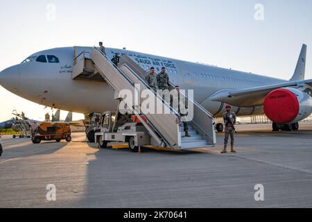 USA Die dem Air Expeditionary Wing 378. zugewiesenen Flieger verlassen einen Royal Saudi Air Force-Tanker während einer Feier zum Saudi-arabischen Nationalfeiertag 92. auf dem Luftwaffenstützpunkt Prince Sultan am 11. Oktober 2022. Der Saudi National Day, der 23. September, erinnert jedes Jahr an die Namensgebung des Königreichs Saudi-Arabien durch ein königliches Dekret im Jahr 1932. (USA Luftstreitkräfte Foto von Staff Sgt. Noah J. Tancer) Stockfoto