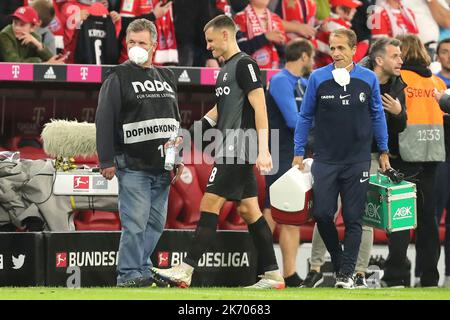 München, Deutschland. 16. Oktober 2022. firo : 16.10.2022, Fußball, Fußball, 1. Liga, 1. Bundesliga, Saison 2022/2023, Spieltag 10. FC Bayern München - SC Freiburg Maximilian Eggestein, SC Freiburg, SCF, Freiburg, ganze Figur, Enttäuschung, Kredit: dpa/Alamy Live Nachrichten Stockfoto