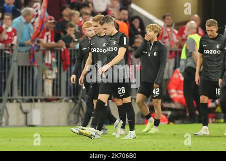 München, Deutschland. 16. Oktober 2022. firo : 16.10.2022, Fußball, Fußball, 1. Liga, 1. Bundesliga, Saison 2022/2023, Spieltag 10. FC Bayern München - SC Freiburg Matthias Ginter, SC Freiburg, SCF, Freiburg, ganze Figur, Enttäuschung, Kredit: dpa/Alamy Live Nachrichten Stockfoto