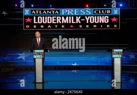 Atlanta, Georgia, USA. 16. Oktober 2022. MARK GONSALVES, republikanischer Kandidat für die Vertretung des Kongressbezirks 7. in Georgia, debattiert im Rahmen der Diskussionsreihe Loudermilk-Young General Election Debate Series des Atlanta Press Club, die 06 in den Studios des Georgia Public Broadcasting stattfindet, über die Repräsentantin von Georgia, Lucy McBath (nicht gezeigt). Vor den Umfragen lehnte Frau McBath eine Teilnahme an der Debatte ab. (Foto: © Brian Cahn/ZUMA Press Wire) Stockfoto