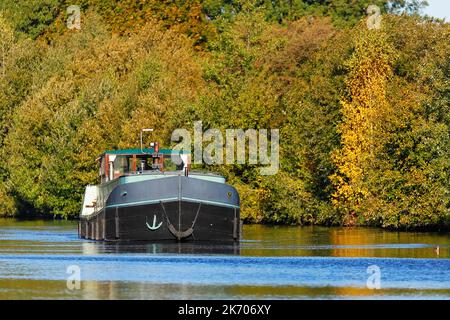 Ein Schiff, das entlang der Aire & Calder Navigation in Woodlesford, Leeds, West Yorkshire, Großbritannien, fährt Stockfoto