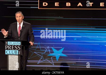 Atlanta, Georgia, USA. 16. Oktober 2022. MARK GONSALVES, republikanischer Kandidat für die Vertretung des Kongressbezirks 7. in Georgia, debattiert im Rahmen der Diskussionsreihe Loudermilk-Young General Election Debate Series des Atlanta Press Club, die 06 in den Studios des Georgia Public Broadcasting stattfindet, über die Repräsentantin von Georgia, Lucy McBath (nicht gezeigt). Vor den Umfragen lehnte Frau McBath eine Teilnahme an der Debatte ab. (Foto: © Brian Cahn/ZUMA Press Wire) Stockfoto