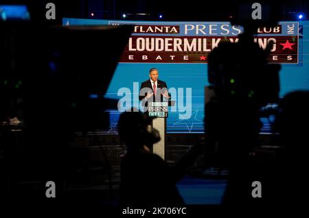 Atlanta, Georgia, USA. 16. Oktober 2022. MARK GONSALVES, republikanischer Kandidat für die Vertretung des Kongressbezirks 7. in Georgia, debattiert im Rahmen der Diskussionsreihe Loudermilk-Young General Election Debate Series des Atlanta Press Club, die 06 in den Studios des Georgia Public Broadcasting stattfindet, über die Repräsentantin von Georgia, Lucy McBath (nicht gezeigt). Vor den Umfragen lehnte Frau McBath eine Teilnahme an der Debatte ab. (Foto: © Brian Cahn/ZUMA Press Wire) Stockfoto