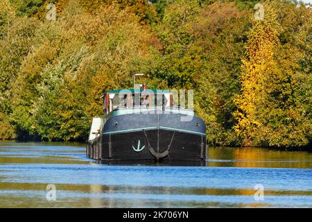 Ein Schiff, das entlang der Aire & Calder Navigation in Woodlesford, Leeds, West Yorkshire, Großbritannien, fährt Stockfoto