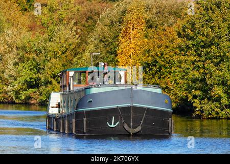 Ein Schiff, das entlang der Aire & Calder Navigation in Woodlesford, Leeds, West Yorkshire, Großbritannien, fährt Stockfoto