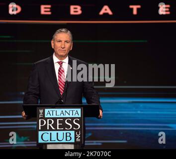 Atlanta, Georgia, USA. 16. Oktober 2022. MARK GONSALVES, republikanischer Kandidat für die Vertretung des Kongressbezirks 7. in Georgia, debattiert im Rahmen der Diskussionsreihe Loudermilk-Young General Election Debate Series des Atlanta Press Club, die 06 in den Studios des Georgia Public Broadcasting stattfindet, über die Repräsentantin von Georgia, Lucy McBath (nicht gezeigt). Vor den Umfragen lehnte Frau McBath eine Teilnahme an der Debatte ab. (Foto: © Brian Cahn/ZUMA Press Wire) Stockfoto