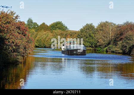 Ein Schiff, das entlang der Aire & Calder Navigation in Woodlesford, Leeds, West Yorkshire, Großbritannien, fährt Stockfoto