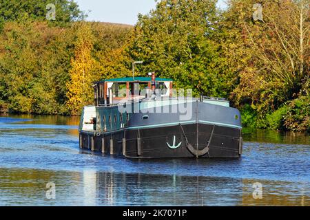 Ein Schiff, das entlang der Aire & Calder Navigation in Woodlesford, Leeds, West Yorkshire, Großbritannien, fährt Stockfoto