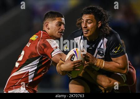 Warrington, Großbritannien. 16.. Oktober 2022. Joseph Tapine aus Neuseeland wird während des Rugby League World Cup 2021-Spiels Neuseeland gegen Libanon im Halliwell Jones Stadium, Warrington, Großbritannien, 16.. Oktober 2022 von Josh Mansour aus dem Libanon angegangen (Foto von Craig Thomas/News Images) Credit: News Images LTD/Alamy Live News Stockfoto