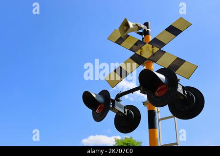 Warnschilder und Warnleuchten an Bahnübergängen in Japan Stockfoto