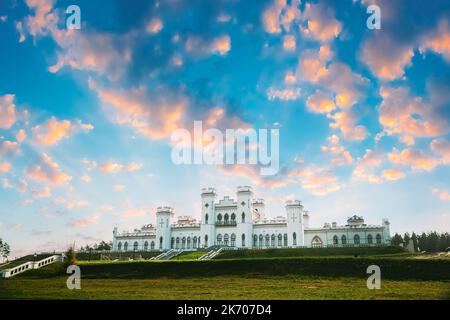 Kosava, Weißrussland. Sommersonne Leuchtet Über Der Burg Kosava. Schloss Puslowski. Ruinierter Kastellpalast Im Neugotischen Stil. Wahrzeichen Und Stockfoto