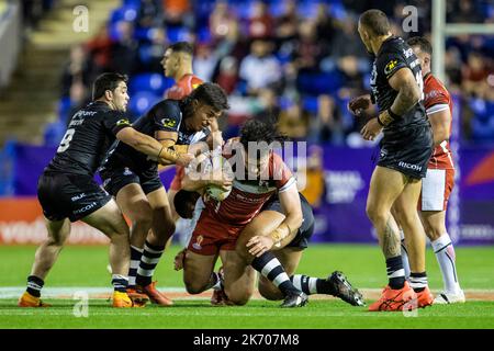 Warrington, Großbritannien. 16.. Oktober 2022; Halliwell Jones Stadium, Warrington, England: Rugby League World Cup Neuseeland gegen Libanon; Khalil Rahme vom Libanon wird angegangen Credit: Action Plus Sports Images/Alamy Live News Stockfoto