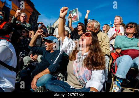 Eine Gruppe iranischer Menschen sah während der Demonstration Slogans zur Unterstützung iranischer Frauen rufen. Weil heute ein Monat seit dem Tod von Mahsa Amini in Haft ist, Die kurdische, iranische und afghanische Diaspora, die von der Moralpolizei festgenommen wurde, weil sie angeblich ihr Kopftuch zu locker getragen hatte, rief zu einer Kundgebung im Stadtzentrum auf, um gegen das islamische Regime und die allgemeine Unterdrückung von Frauen zu protestieren. Innerhalb des Iran werden die Proteste fortgesetzt, trotz der brutalen Niederschlagung durch Behörden, von denen Iraner für Justiz und Menschenrechte behaupten, dass sie mehr als 200 Menschenleben gekostet haben. Stockfoto