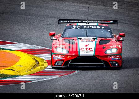 95 ADAM Jonny (gbr), HARSHORNE John (gbr), CHAVES Henrique (prt), Oman Racing avec TF Sport, Aston Martin Vantage AMR, Aktion während der 4 Stunden von Portimao 2022, 6. Rennen der European Le Mans Series 2022 auf dem Algarve International Circuit vom 14. Bis 16. Oktober in Portimao, Portugal - Foto Paulo Maria / DPPI Stockfoto