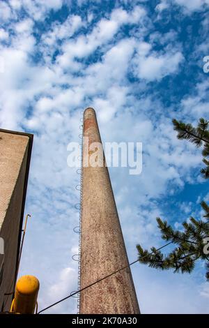 Das Rohr eines Gaskesselhauses gegen den blauen Himmel. Aus dem Kamin kommt kein Rauch. Energiekrise. Stockfoto